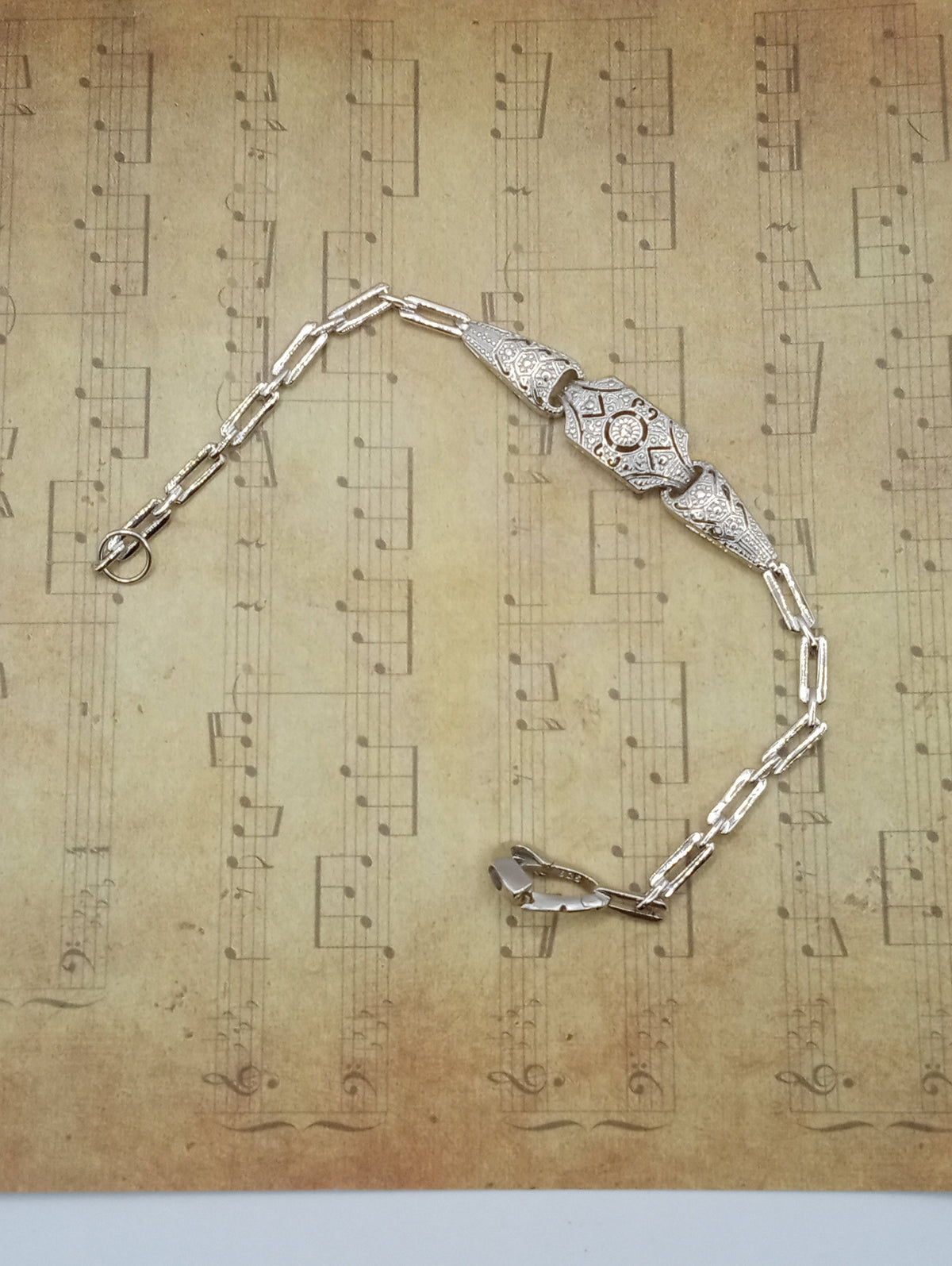 The Complete Guide to Art Deco Jewelry: History, Characteristics & How to Buy